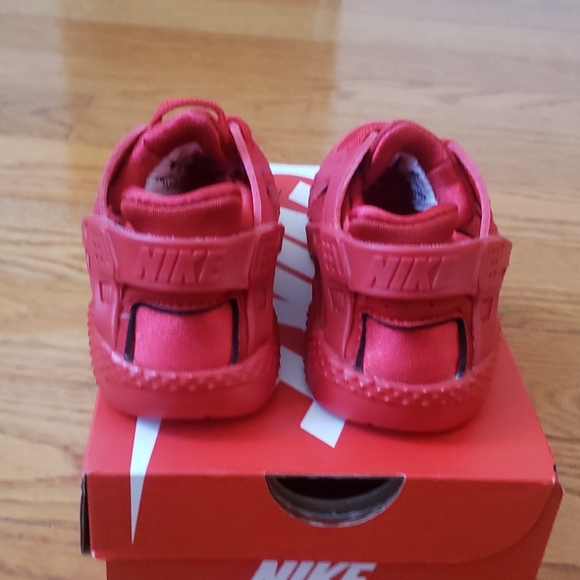 Toddler Unisex Nike Hurache Run Red Sneakers Brand New Size 8C - Picture 3 of 4